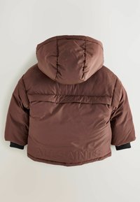 Brun vadderad jacka med huva, med en slät textur, elastiska ärmslut och en präglad "ALLSAINTS"-logotyp på baksidan.