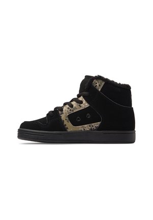 Hoge sneakers van zwart suede met gemusterde olijfgroene accenten. Voorzien van een gestoffeerde kraag, zwarte veters en een rubberen zool.