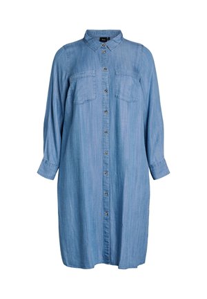 Světle modré džínové košilové šaty s předním zapínáním na knoflíky, dvěma náprsními kapsami a límcem. Mají dlouhé rukávy a volný střih.