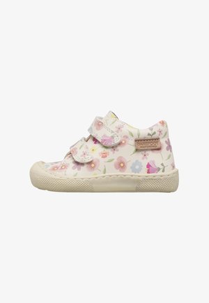 Kinderleder-Schuh mit cremefarbener Oberfläche, rosa, lila und gelbem Blumenmuster, zwei Klettverschlüssen und profilierter Gummisohle.