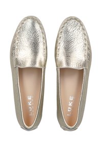 Goldene metallische Slipper mit einem strukturierten Lederoberteil, gesteppten Details entlang der Kante und einem weichen beigen Innenfutter.