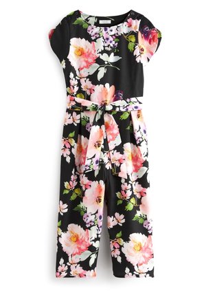 Combinaison fleurie à manches courtes, fond noir, grandes fleurs roses et violettes, taille ceinturée, tissu lisse et pantalons raccourcis.