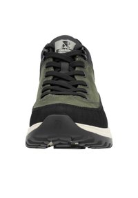 Černé a tmavě zelené šněrovací tenisky s texturovaným svrškem, gumovou podešví a kontrastním šitím. Mají polstrovaný límec a logo na jazyku.