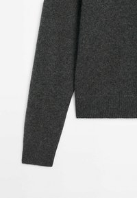 Pull tricoté gris foncé à manches longues avec poignets et taille côtelés, présenté sur fond blanc.