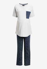 Grå bomulds T-shirt med kort ærme og marineblå mønstret lomme; marineblå bukser med hvide abstrakte designs. Behagelig pasform, blød tekstur.