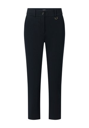 Pantalon noir slim ajusté avec une ceinture, fermeture par bouton, passants de ceinture, et un petit détail de boucle métallique sur le côté droit.