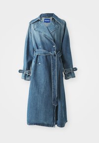 Denim trenchcoat in medium blauw, met een double-breasted ontwerp, een riem in de taille en verstelbare gesps details op de manchetten.