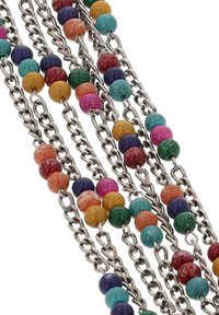 Multifarvede træperler i orange, blå, grøn, lilla og pink blandet med sølvkædelinks, der skaber et tekstureret, lagdelt design.