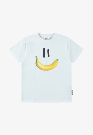 T-shirt bianco in cotone con una grafica di una banana e elementi di faccine nere sorridenti. Design semplice, maniche corte, con etichetta laterale.