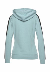 Sudadera con capucha en azul claro con franjas laterales negras, hecha de una tela suave. Presenta un corte relajado y puños y dobladillo acanalados.