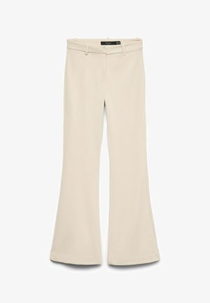 Pantalones beige de talle alto con campana, pasadores para cinturón, cremallera frontal y sin bolsillos visibles, extendidos sobre un fondo blanco.
