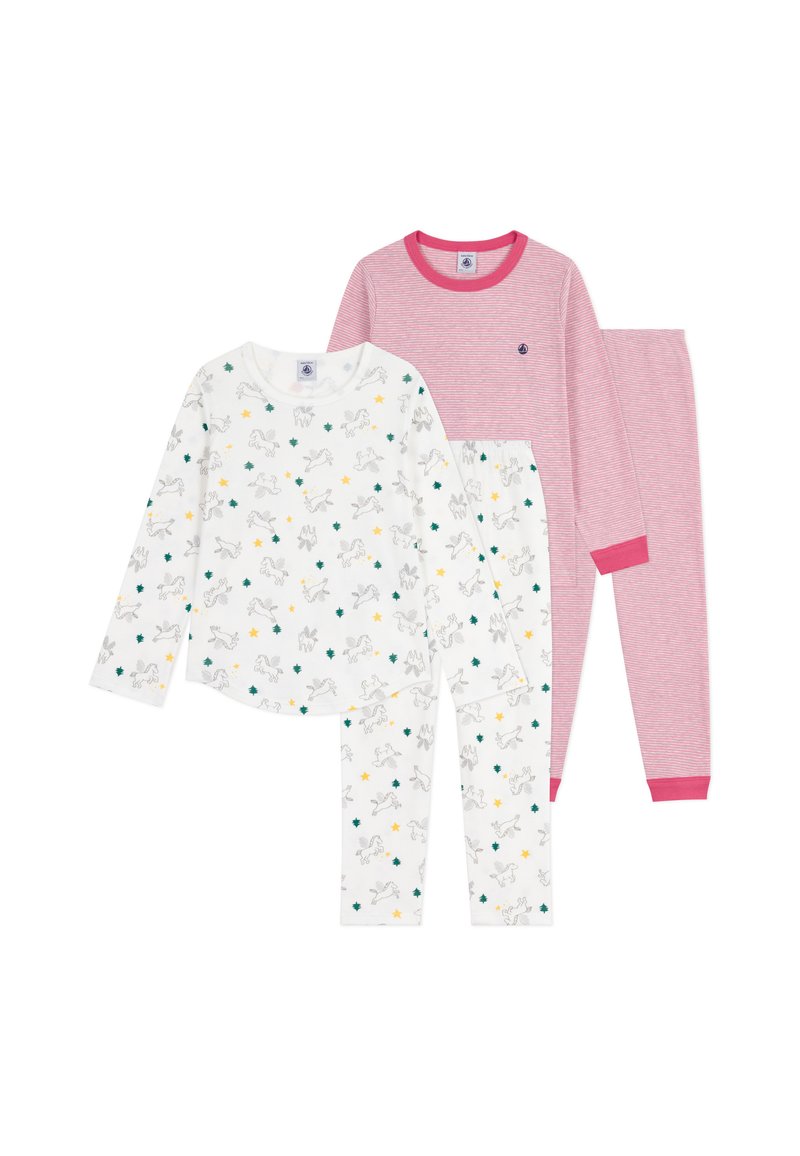 Kaksi settiä lasten pyjama: toisessa on valkoinen paita ja housut, joissa on eläinkuvioita harmaassa, keltaisessa ja vihreässä; toinen on vaaleanpunainen, raidallinen punaisella reunuksella.