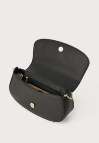 Borsa a tracolla in finta pelle nera con una forma strutturata, chiusura magnetica e tasca interna con zip. Foderata in un materiale beige.
