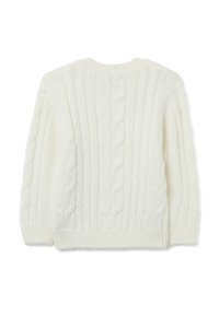 Weißer Zopfmusterpullover mit strukturierten Mustern, gerippten Bündchen und Kragen. Hergestellt aus einem weichen, dicken Garn für Wärme.