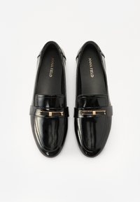 Melni lakoti loafers ar noapaļotu purngalu, ar zelta akcentiem un izšuvumiem pa malām. Līki zoli.