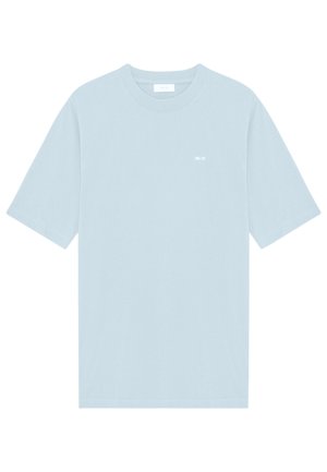 T-shirt en coton bleu clair avec une coupe décontractée, des manches courtes et un petit détail en texte blanc sur le devant. Texture lisse, design minimal.