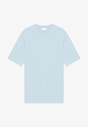 Ανοιχτό μπλέ βαμβακερό T-shirt με άνετη εφαρμογή, κοντά μανίκια και μια μικρή λευκή λεπτομέρεια κειμένου στην μπροστινή πλευρά. Λείος υφασμάτινος ιστός, μινιμαλιστικός σχεδιασμός.
