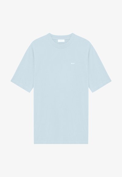 Hele helesinine puuvillane T-särk, millel on lõdva lõike, lühikesed varrukad ja ees väike valge tekstitäht. Sile tekstuur, minimalistlik disain.