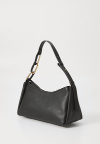 Černá kožená kabelka s texturovaným povrchem, zakřiveným tvarem a odnímatelným popruhem s pozlacenými kovovými detaily. Zipové uzavření nahoře.