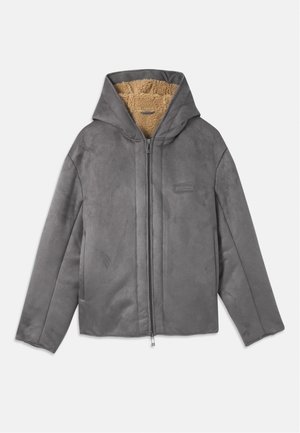 Grijze suède jas met een capuchon, voorzien van een zachte beige fleece voering, vooraan met ritsluiting, en minimale branding op de borst.