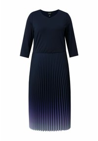 Marineblauwe jurk met driekwartmouwen, V-hals, getailleerde taille en een geplooide rok die naar lichtpaars vervaagt aan de onderkant.