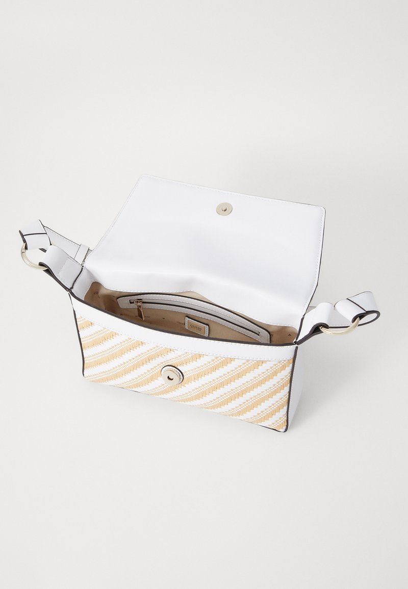 Sac à main blanc avec un motif tissé rayé doré et beige, fermoir à pression et une seule bandoulière ajustable. L'intérieur comprend une poche zippée.