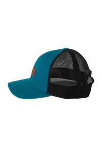 Gorra trucker en color azul verdoso con una parte delantera sólida, parte trasera de malla y un parche de cuero marrón. Visera curva con detalle de costura, adecuada para un uso casual.