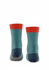 Morskie zielone i czerwone skarpetki załogowe z prążkowaną fakturą; wzmocniona pięta i palce w ciemnym niebieskim kolorze; pomarańczowe akcenty na podeszwie.