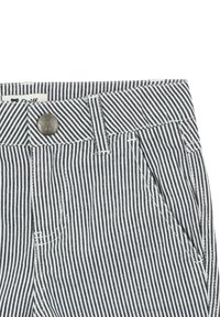 Gestreepte stoffen shorts met zwart-witte verticale strepen, metalen knop met berenontwerp, voorzakken en contrasterende stiksels.