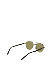 Złote metalowe okulary przeciwsłoneczne w stylu aviator z zielonymi soczewkami, w kolorze żółwia zausznikami i przezroczystymi poduszkami na nos. Smukły design o minimalistycznej estetyce.