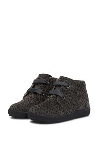 Scarpe in suede grigio con motivo a pois, punta rotonda, design con lacci e suola in gomma nera. I dettagli includono occhielli in metallo e un logo laterale.