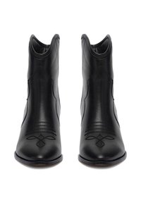 Mustad nahast pahkluu saapad terava nina, külgõmblustead, ja siledat tekstuuri. Kujundatud väikese lõikega üleval.