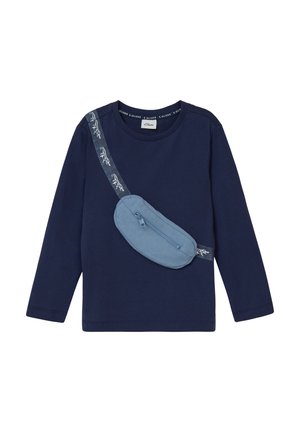 Marineblauwe longsleeve shirt met een lichtblauwe heuptas eraan bevestigd. De heuptas heeft een rits en een band met een contrasterend ontwerp.