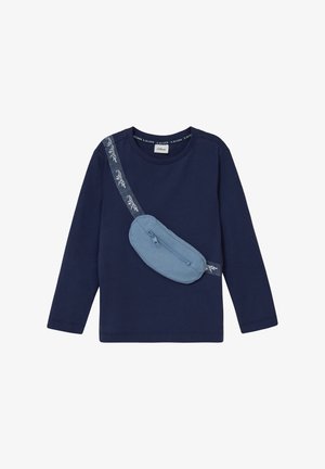 Marineblauwe longsleeve shirt met een lichtblauwe heuptas eraan bevestigd. De heuptas heeft een rits en een band met een contrasterend ontwerp.
