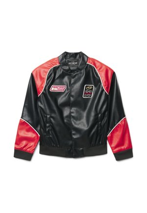 Blouson de course en cuir synthétique noir et rouge avec des patchs indiquant "Racing Team" et un "63" stylisé sur le devant.