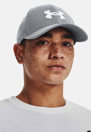 Grå baseball cap med en struktureret design, der har et fremtrædende hvidt Under Armour-logo på forsiden og en sømløs tekstur.