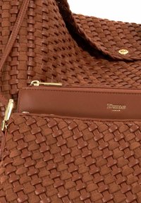 Bruine geweven schoudertas met een gladde leren afwerking, voorzien van een ritszak en goudkleurige hardware. Logo in reliëf op de voorkant.