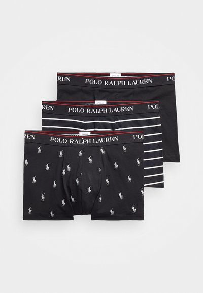 Trei perechi de boxeri negri. Una are un model repetat cu logo, una are dungi albe subțiri, iar una este complet neagră cu un elastic de marcă.
