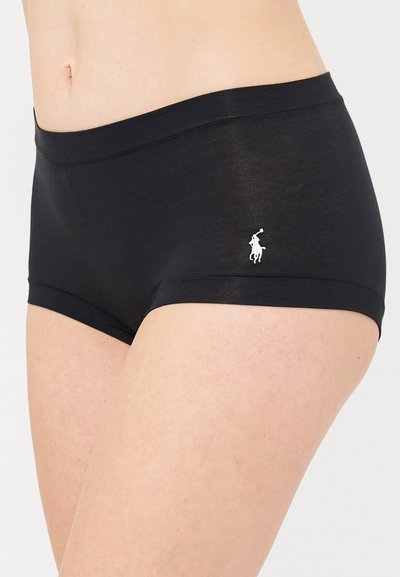 Fekete pamut boxer brief, sima textúrával, bal csípőn fehér lóháton ülő lovas logóval. Közepes magasságú derékrész.