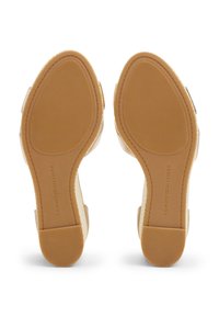 Sandaler med en strukturerad beige ovandel, bruna gummisålar och en smal, böjd design. Har präglad logotyp på sålen och halkfria spår.