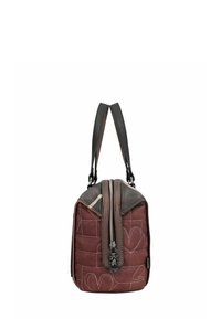 Petit sac rectangulaire en tissu bordeaux, orné d'un motif de cœurs cousus, accents en cuir marron, double fermeture éclair et courtes lanières d'épaule noires.