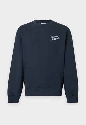 Sweat-shirt bleu marine foncé à col rond avec manches longues et "Maison Kitsuné" imprimé en blanc sur le côté gauche de la poitrine.