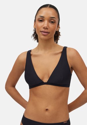 Top de bikini negro con un diseño de escote en V profundo, tirantes anchos y una textura suave. Estilo simple y minimalista que destaca la flexibilidad de la tela.
