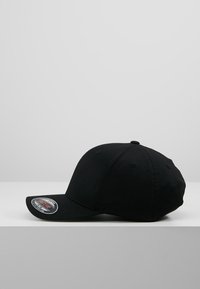Zwarte baseballcap, gemaakt van katoen, met een gebogen klep en een verstelbare band. Heeft een ronde logosticker op de klep.