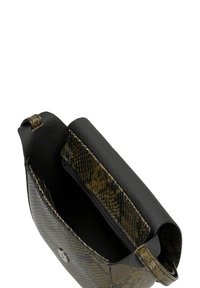Borsa a tracolla in pelle nera con chiusura a zip, dotata di un interno in stampa serpente testurizzata e forma strutturata. Accentuata da un bottone.