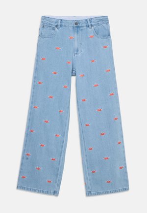 Light blue wide-leg jeans made of denim, featuring scattered red lip motifs. Classic five-pocket design with a button closure.