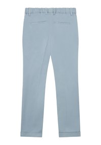 Pantaloni azzurri chiari con vita elastica arricciata, due tasche posteriori e orlo risvoltato. Texture liscia e vestibilità sartoriale.