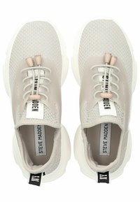 Hellegraue Sportschuhe mit einem strukturierten Mesh-Obermaterial, elastischen Schnürsenkeln und weißen Gummisohlen. Verfügt über eine markierte Zuglasche an der Ferse.