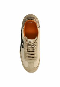 Lichtbeige sneaker met een bovenwerk van suede en leer, contrasterend zwart swoosh ontwerp, gestructureerde grijze accenten en een vetersluiting.