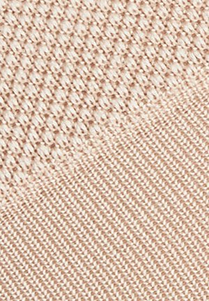 Beige gewebter Stoff mit einer strukturierten Musterung, der ein gitterähnliches Design und einen subtilen Glanz aufweist und eine weiche und glatte Erscheinung zeigt.